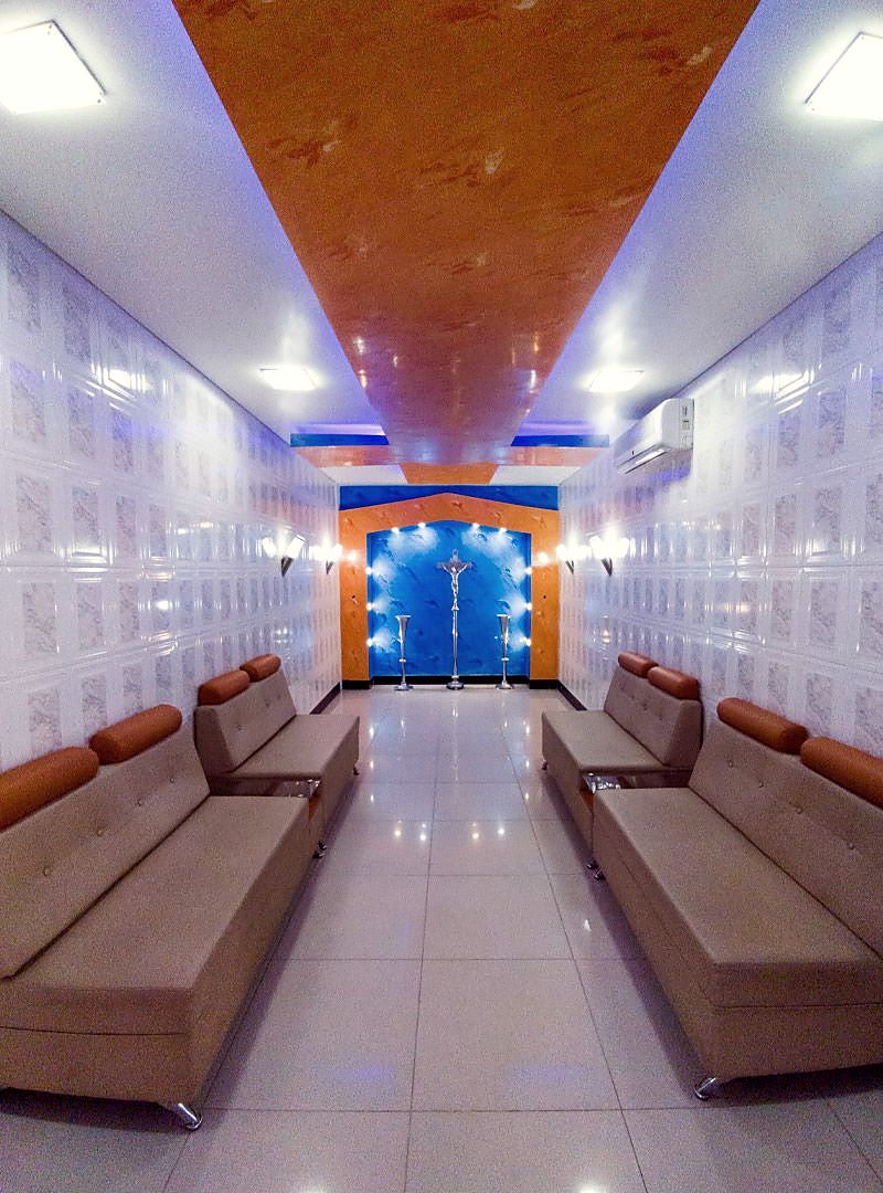 Sala de velación con sofás y luz cálida en la sede de Cúcuta