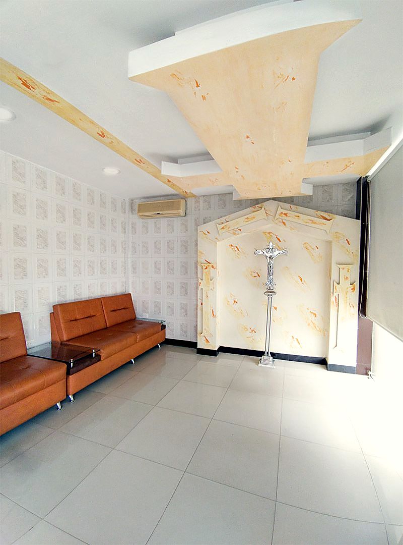 Sala de velación con sofás y espacio de descanso