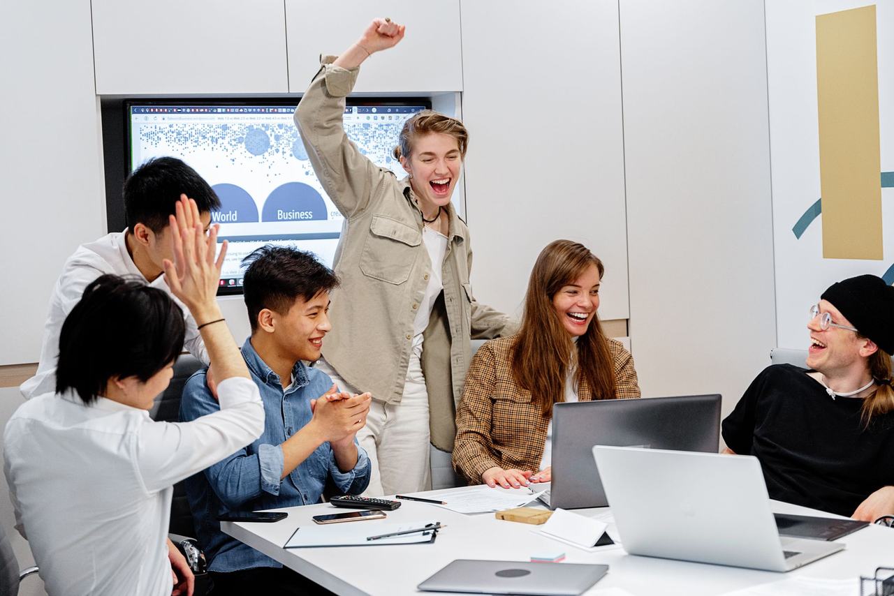 Equipo de trabajo celebrando en una oficina