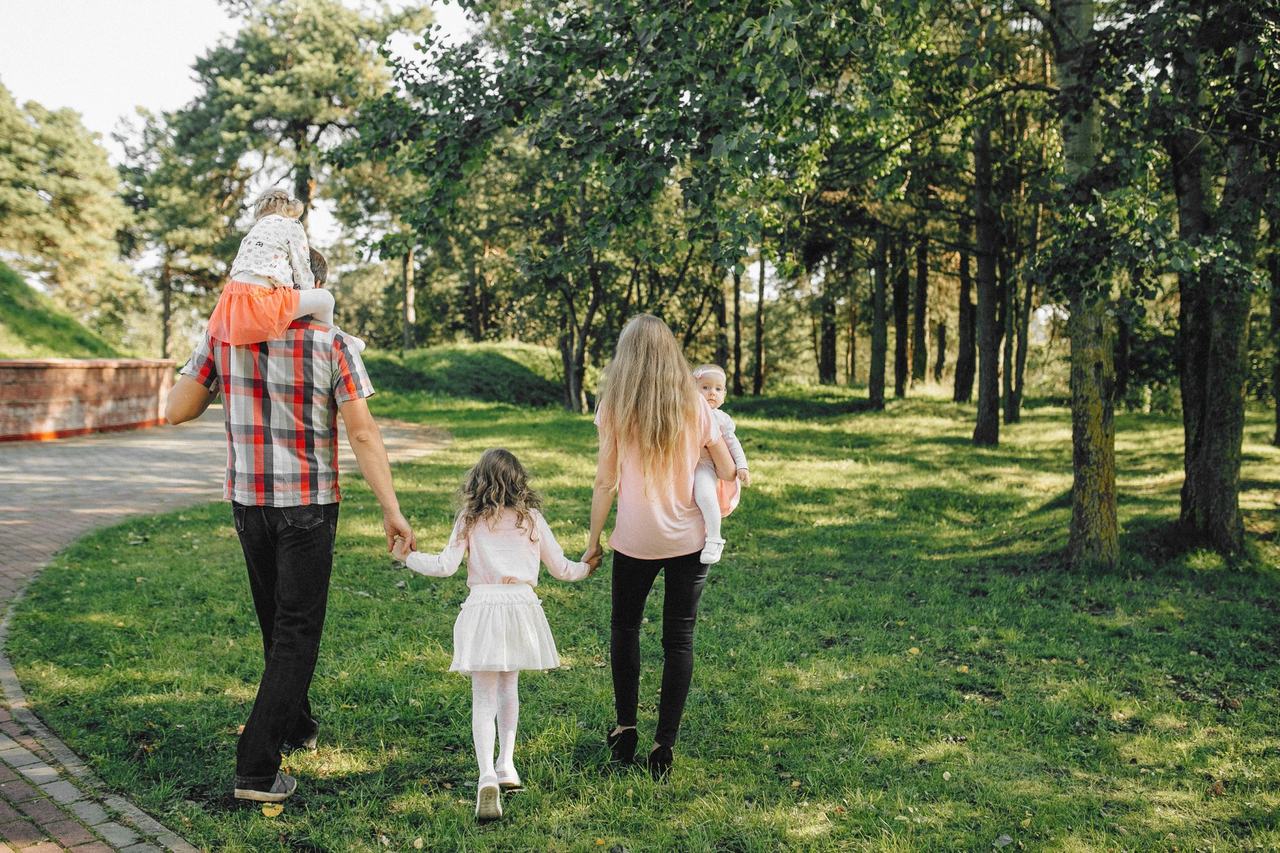 Familia caminando de la mano en un parque